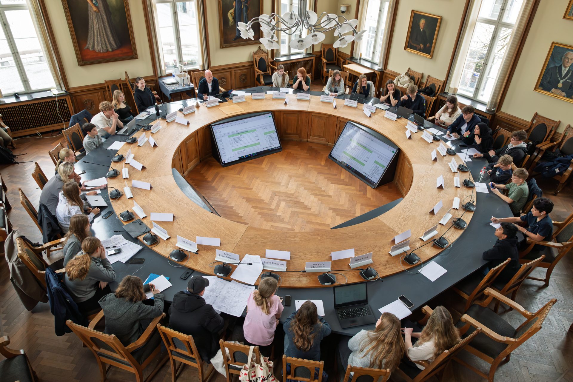 Skoleelever indtog byrådssalen